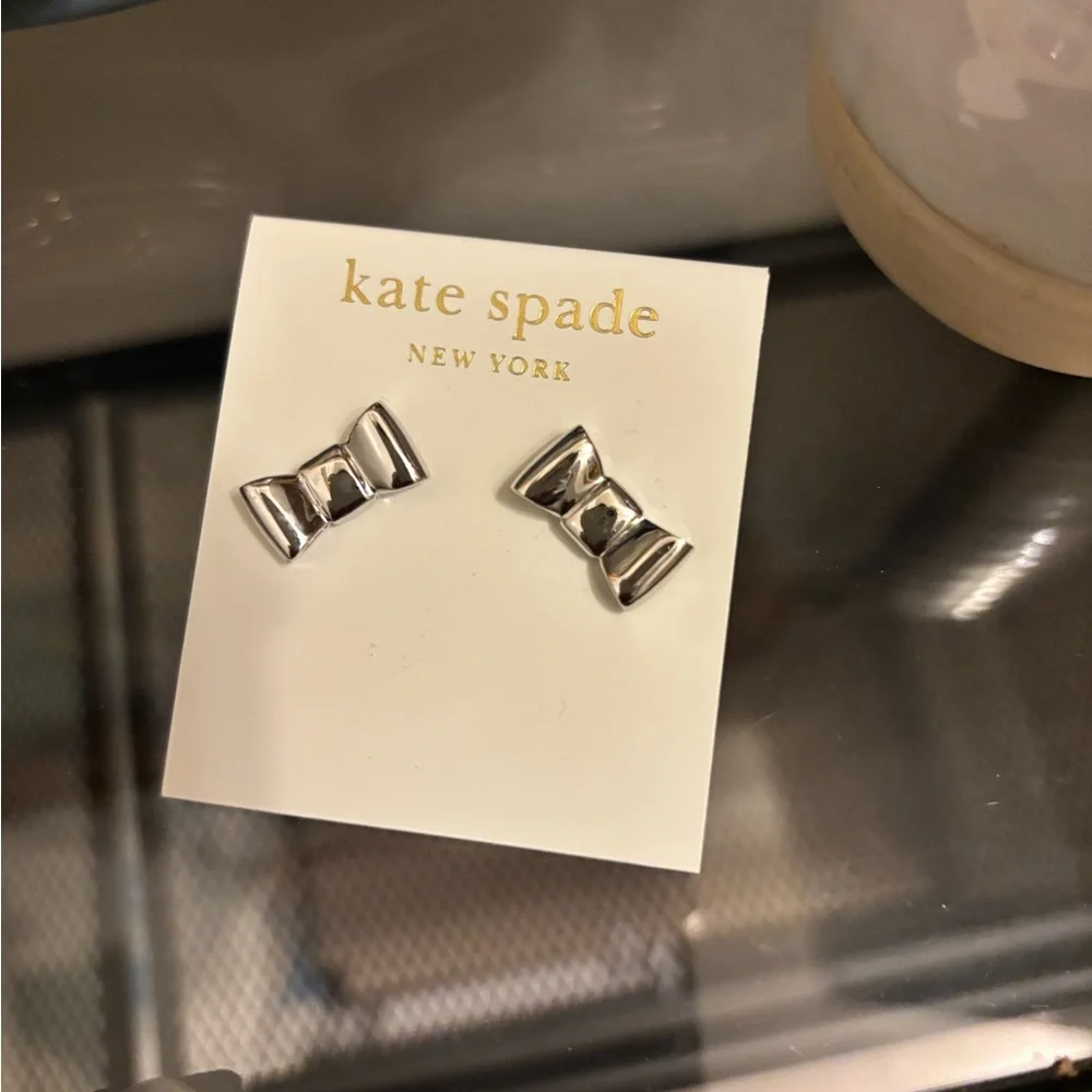 Kate Spade silver bow earrings nwt - Picture 2 of 4